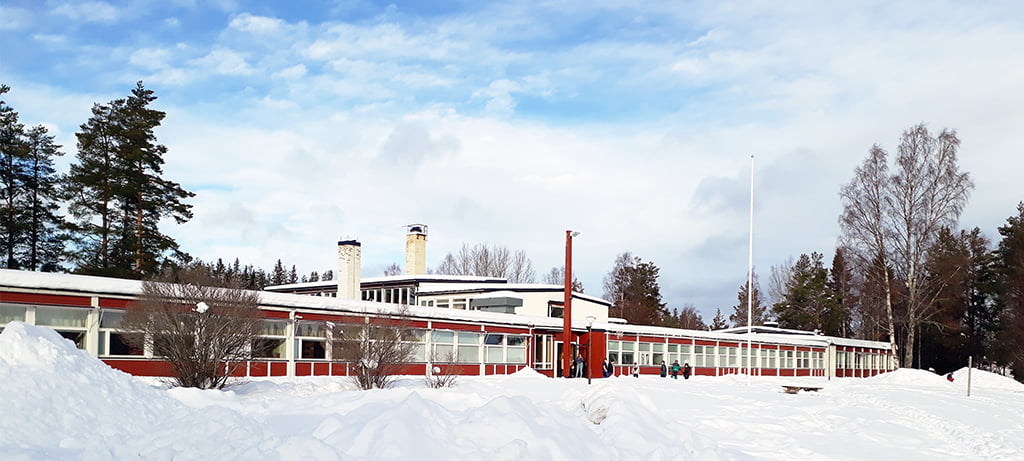 Kälarne skola täckt i snö